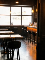 Höhenverstellbarer hoher Bartisch mit Stühlen für Pub, Bistro, Café, Milchtee-Shop, Esstisch und Stühle für den Gastronomiebereich