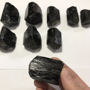 <span class=keywords><strong>Prix</strong></span> de gros pour pierre de cristal de tourmaline noire brute naturelle longue et fine, sculptée, écologique pour l'artisanat - Product Image 2