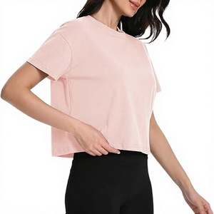 เสื้อยืดออกกำลังกายผู้หญิง คอกลม แขนสั้น สีชมพู ทรงครอป พิมพ์โลโก้ได้ตามต้องการ ผ้าถัก สีพื้น ทรงบ็อกซ์ฟิต - Product Image 1