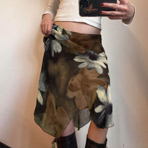 Jupe d'été mi-longue évasée à taille naturelle, imprimé floral bohème vintage, avec empiècement en maille extensible écologique et ourlet asymétrique - Product Image 1