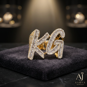 Anillo de Compromiso y Boda Personalizable con Iniciales de Letras en Moissanita y Banda Plateada - Regalo con Monograma de Nombre Personalizado - Product Image 1