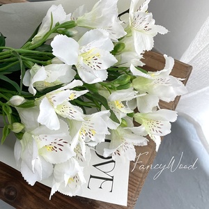 Tissu de soie <span class=keywords><strong>Alstroemeria</strong></span> blanc de haute qualité fleurs de lys artificielles pour la décoration de la maison de mariage du nouvel an avec des pièces de tige - Product Image 2