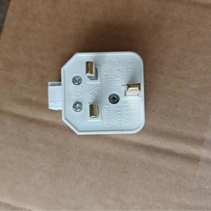 Prise standard britannique Craabatu 1363 Bs 13 ampères 250 V avec fusible et embout de câblage pour usage domestique - Product Image 1