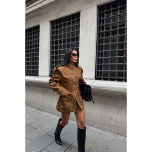 Gabardina de Mujer con Cuello Mao y Bolsillos Grandes, Color Camel - Product Image 3