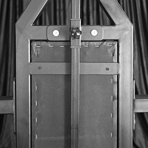 เก้าอี้บีดีเอสเอ็มแบบมีขาโลหะพร้อมสายรัดข้อเท้า สำหรับการฝึกทางเพศขั้นสูง เฟอร์นิเจอร์บีดีเอสเอ็มแบบแข็งแรงทนทาน สำหรับใช้ในห้องใต้ดิน - Product Image 6