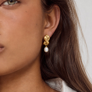 Boucles d'oreilles pendantes plaquées or avec nœuds et perles d'imitation, bijoux classiques à la mode pour femmes - Product Image 2