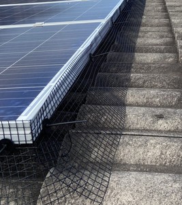 Rouleau de treillis métallique solaire galvanisé noir avec revêtement PVC, protection <span class=keywords><strong>anti</strong></span>-oiseaux et <span class=keywords><strong>anti</strong></span>-rongeurs pour panneaux solaires - Product Image 5