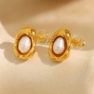 ต่างหูมุกโลหะทรงไม่สมมาตรสำหรับผู้หญิง มุกน้ำจืดแบบฝังขอบ เหมาะสำหรับใส่ทุกวัน - Product Image 3