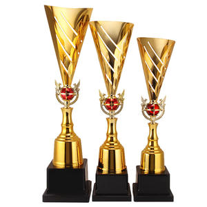 Trophée en métal au prix d'usine en gros, coupe personnalisée de haute qualité, prix sportif, trophée de football en or - Product Image 1