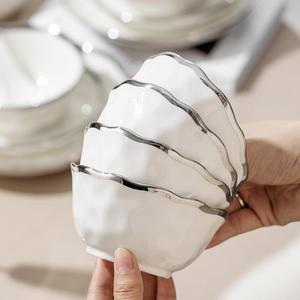 Service <span class=keywords><strong>de</strong></span> table en céramique martelée blanche moderne, vaisselle <span class=keywords><strong>de</strong></span> luxe sous glaçure avec bordure argentée pour restaurants créatifs et haute couture - Product Image 4