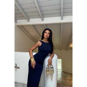 Costume bleu marine élégant pour femme, idéal pour les occasions professionnelles - Product Image 3