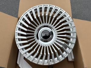 Moyeux de roue de voiture en différentes couleurs, y compris gris, blanc et noir, adaptés aux moyeux de roue de véhicules de luxe - Product Image 3