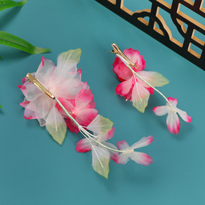 เครื่องประดับศีรษะสไตล์โบราณแบบดั้งเดิม 25 Spring Original Design แฮนด์เมดประณีต ตกแต่งด้วยด้ายพันลายดอกไม้สีชมพูไล่เฉด พร้อมกิ๊บติดผม - Product Image 3