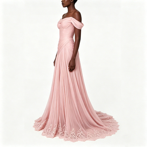 Elegante Vestido de Noche Formal Rosa Palo con Hombros Descubiertos, Falda de Tul Fruncida con Cola de Encaje, Largo hasta el Suelo, para Gala, Personalizable para Mujer - Product Image 3