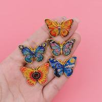 Individuelle Bunte Schmetterling-Blumen-Brosche Neuheit Mottenförmiges Soft-Emaille-Abzeichen UV-Bedruckt Ölgemälde für Zinklegierung