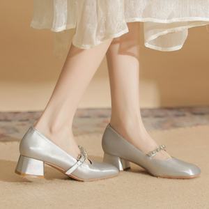 Zapatos de tacón alto plateados para mujer, ideales para fiestas y bodas elegantes. Diseño plano que proporciona una sensación cómoda. - Product Image 4