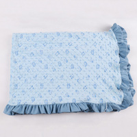 Adorable couverture pour bébé à imprimé bleu de dessins animés, respirante, en peluche, avec bordure à volants, couverture d'emmaillotage pour nourrisson, couverture de sécurité pour nouveau-né