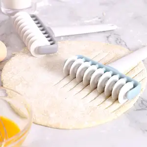 OEM Pastry Tools Plastic Manual Roller Pasta Home Use Small Pizza Dough Roller For Baking