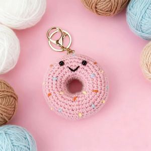 Llavero de peluche Amigurumi Donut, regalo adorable para fans y amantes de las mochilas modernas, llavero lindo con diseño de comida, muñeco tejido. - Product Image 1