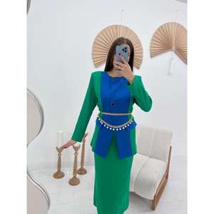 Conjunto de traje de satén verde para mujer con panel azul y detalle de cinturón de cadena - Product Image 3