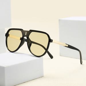 Nuovi Occhiali da Sole Quadrati con Lente Unica, Protezione dai Raggi UV, Adatti sia per Uomini che per Donne - Product Image 5