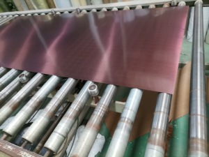 Feuille en acier inoxydable <span class=keywords><strong>304</strong></span> <span class=keywords><strong>couleur</strong></span> rouge rose, grain de bois en nid d'abeille, gaufrée - Product Image 3