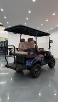 Voiturette de golf électrique tout-terrain surélevée personnalisée 4 places, bleue, avec sièges en cuir marron pour complexe hôtelier et parcours de golf