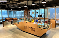Comptoir de réception moderne et écologique personnalisé en blanc et bois avec vitrine à pâtisserie