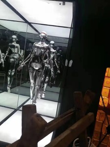 ประติมากรรมหุ่นยนต์ฮาจิเมะ โซรายามะ ทำจากไฟเบอร์กลาสสไตล์ไซเบอร์พังก์ สำหรับตกแต่งภายในบาร์ - Product Image 3