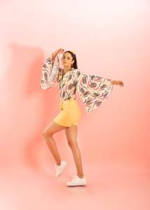 Conjunto de Dos Piezas para Mujer: Camisa Estampada y Falda-Pantalón Amarillo Mantequilla, Diseño Vibrante, Estilo Moderno y Cómodo - Product Image 4