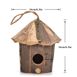 Nid d'oiseau en bois écologique fait main, à suspendre en extérieur, avec un design carré - Product Image 2