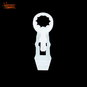 Clips para Luces Navideñas Shineu de Grado Comercial C9, Ganchos para Canaletas de Polímero Resistentes a la Intemperie, Garantía de 1 Año para Decoraciones Navideñas en Exteriores - Product Image 1
