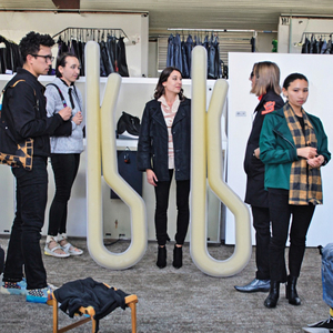 คลิปหนีบเสื้อพลาสติก PS รักษ์โลก พร้อม/ไม่มีฟัน สำหรับจัดแต่งเสื้อผ้า ขนาด 3.5 ซม./3.8 ซม. ยี่ห้อ Jiapinhui - Product Image 3