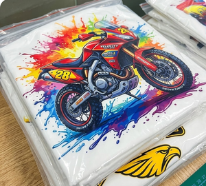 Vinilo Termoadhesivo al por Mayor de Fábrica, Diseños Lavables Impresos en Serigrafía sobre PET y Goma, Adhesivos para Prendas, Logotipos Personalizados, Transferencia Térmica - Product Image 1