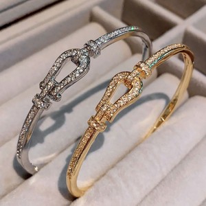 Pulsera con microincrustaciones de herradura, diseño de gancho en oro y blanco, joyería de moda para mujer, regalo para ocasiones, origen Yiwu - Product Image 4