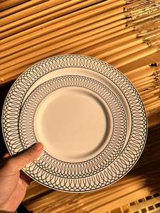 Platos de Plástico Dorados Resistentes Desechables con 25 Platos Principales de 10.25 Pulgadas y 25 Platos de Postre de 7.5 Pulgadas para Fiestas y Días Festivos - Product Image 2