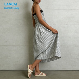 Fabricant de vêtements - Robe mi-longue en popeline de coton légère et respirante à carreaux gingham personnalisée pour femmes - Product Image 2