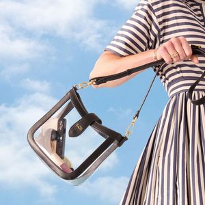 กระเป๋าถือสะพายไหล่ PVC สีน้ำตาลแบบกำหนดเอง พร้อมลายโมโนแกรม สไตล์วินเทจ สำหรับผู้หญิง สายสะพายเดี่ยว ใส่ได้ทั้งฤดูร้อนและฤดูหนาว ใช้ได้ในสนามกีฬา - Product Image 3