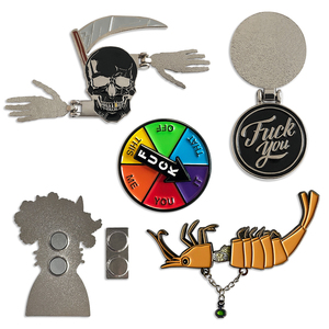 Spilla in metallo personalizzata ispirata ad <span class=keywords><strong>Anime</strong></span>, con effetto <span class=keywords><strong>vetro</strong></span> colorato e incisione artistica intricata, a tema Castello in Movimento, in smalto duro, prodotta su misura - Product Image 6