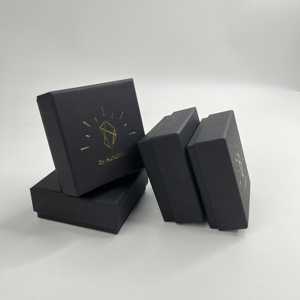 Caja de joyería rígida negra personalizada con estampado en caliente de logotipo dorado en la tapa y la base, caja de regalo para embalaje de anillos y pendientes. - Product Image 5