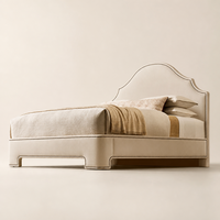 Lit moderne Queen/King avec cadre en bois artisanal, tête de lit serpentine en tissu Portman, capitonné avec clous décoratifs, haut de gamme et robuste