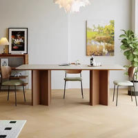 Table à manger au design moderne avec plateau rectangulaire en pierre frittée et base unique pour salle à manger