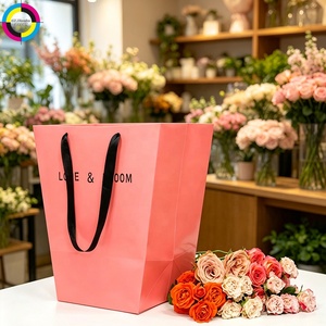 Sac en papier trapézoïdal imprimé sur mesure pour fleuriste avec poignée en ruban, sac fourre-tout de luxe pour emballage de bouquets de fleurs et vente au détail - Product Image 1