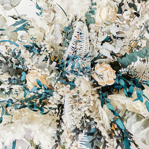 La decorazione di nozze aggiunge un'atmosfera romantica al luogo, con le rastrelliere di fiori eterne e le decorazioni della guida stradale - Product Image 5