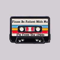 Broche Émail Vintage Rétro Années 90 « S'il vous plaît, soyez patient avec moi » – Pin's, Badges, Accessoires Vestimentaires, Bijoux de Mode, Cadeau