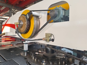 Punzonadoras <span class=keywords><strong>Cnc</strong></span> de persiana de chapa metálica prensa punzonadora eléctrica industrial - Product Image 3