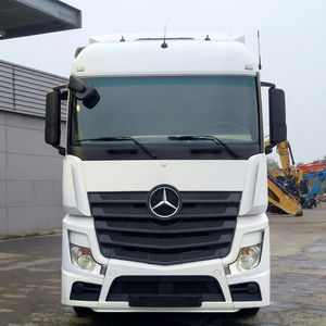 Camión semirremolque Mercedes Actros 2018 usado, vista frontal de la cabina blanca - Product Image 1