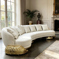 Canapé sectionnel incurvé de luxe avec base en pierre dorée, design moderne, tissu moelleux, forme demi-lune pour salon de villa