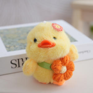 Porte-clés en peluche canard mignon avec fleur au crochet, pendentif jouet en peluche 3D doux et moelleux, breloque de sac, peluches - Product Image 1