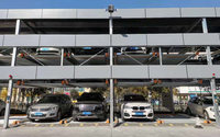 Système de levage vertical intelligent multi-étages à quatre poteaux avec contrôle PLC, capacité de charge de 2500 kg pour utilisation en carport